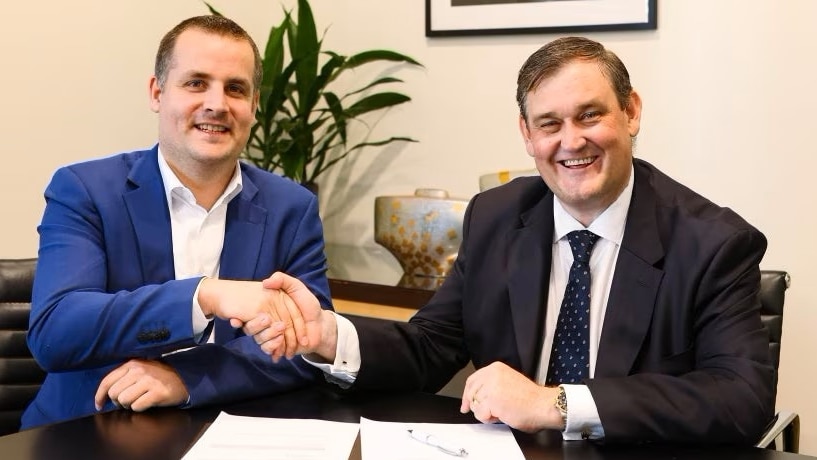 Mathias Van Steenwinkel, Parkwind Head of Mergers & Acquisitions (left) shakes hands with Jeff Dimery, Alinta Energy CEO & MD.